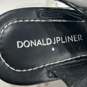 Donald J Piner thong sandals